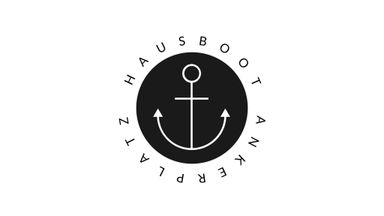 Ein rundes Logo mit einem Anker in einem schwarzen Kreis. Außen um den Kreis herum ist der Bootsname Hausboot Ankerplatz geschrieben.